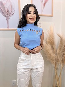 Blusa Fluity Kobe Azul Céu Cropped Cavada Gola com Vies Entrelaçados no Colo