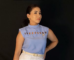 Blusa Fluity Kobe Azul Céu Cropped Cavada Gola com Vies Entrelaçados no Colo