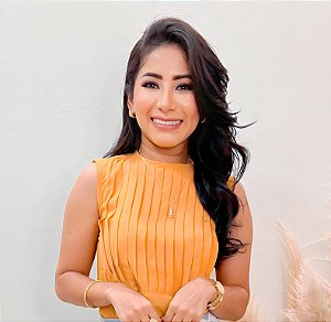 Blusa Crepe Amarelo Mostarda Cavada com Nervuras Largas na Frente
