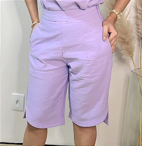 Bermuda Alfaiataria Lavanda com elástico atrás bolsos verdugos e corte assimétrico na barra