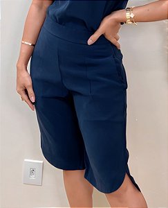 Bermuda Alfaiataria Azul Marinho com elástico atrás bolsos verdugos e corte assimétrico na barra