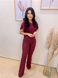 Calça Alfaiataria Vinho Flare com Nervuras Horizontais no Quadril e Bolsos