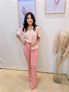 Calça Alfaiataria Rosê Flare com Nervuras Horizontais no Quadril e Bolsos