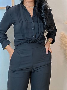 Calça Alfaiataria Preta Pantalona com Bolsos Frontais e Bolsos Traseiros com Nervuras e Elástico no Cós Atrás