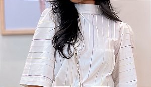 Blusa Algodão Listras Bordadas Manga Evasê com Nervuras no Colo Tecido Encorpado Cropped Madame 100% Algodão