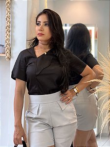 Blusa Algodão Preta Mangas Médias com Corte Assimétrico na Gola V 100% Algodão