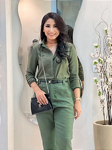 Camisa Crepe Verde Militar Mangas Longa Com Nervuras nas Costas e nas Mangas e Elástico nos Punhos Botões Frontais com L