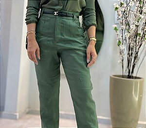 Calça Linho Cem por Cento Verde Militar Reta Pences Frontais e Bolsos Verdugos com Lapelas Traseiras Modelagem Tradicion