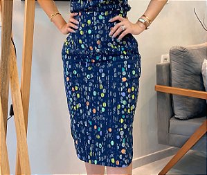 Saia Linho Mesclado Azul Marinho Estampado Midi com Bolsos na Frete Corte Oval com Fenda e Elástico na Cintura