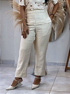 Calça Visco Trench Natural Reta com Elástico Grosso no Cós e Nervuras na Frente Quadril e Bolsos Traseiros