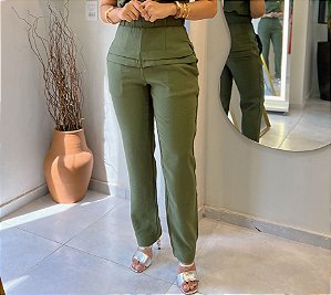 Calça Visco Trench Verde Militar Reta com Elástico Grosso no Cós e Nervuras na Frente Quadril e Bolsos Traseiros