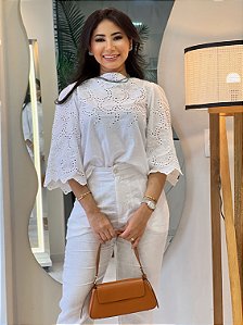 Blusa Algodão Cambraia Branca Manga Evasê com Gola Barca e Bordados na Extensão do Colo e Mangas