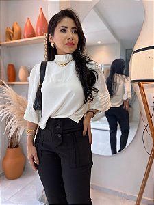 Blusa Viscose Encorpada Branca Off White Mangas 3/4 com Nervuras Finas na Gola e Mangas Fendas Laterais