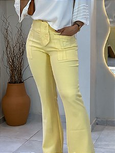 Calça Alfaiataria Amarelo Manteiga  Flare Com Pala No Zíper Frontal, Bolsos Frente E Traseiro Com Nervuras E Fenda Atrás