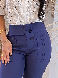 Calça Alfaiataria Azul Marinho Flare Com Pala No Zíper Frontal, Bolsos Frente E Traseiro Com Nervuras E Fenda Atrás