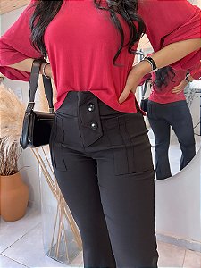 Calça Alfaiataria Preta Flare Com Pala No Zíper Frontal, Bolsos Frente E Traseiro Com Nervuras E Fenda Atrás
