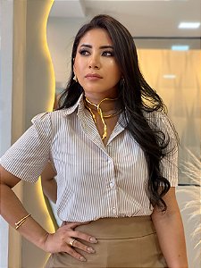 Camisa Tricoline  Listras Caqui Com Manga Curta, Gola E Botões Na Frente