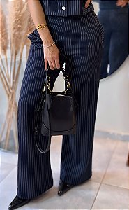 Calça Alfaiataria Two-Way Azul Marinho Pantalona Risca De Giz Azul Marinho Bolsos Frente, Bolsos Verdugos Traseiro