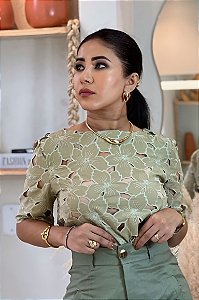 Blusa Renda Richelieu Verde Oliva Com Gola Barca E Manga Média