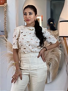 Blusa Renda Richelieu Natural Com Gola Barca E Manga Média