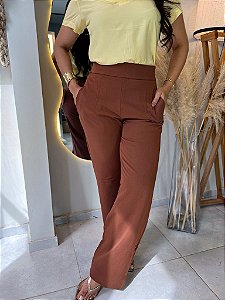 Calça Alfaiataria Mônaco Marrom Pantalona Com Bolsos Verdugos Frente E Atrás Elástico Na Cintura