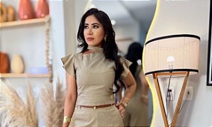 Blusa Alfaiataria Cáqui Cropped Ajustada Com Gola E Assimetria No Colo