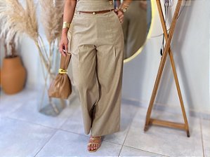 Calça Alfaiataria Cáqui Pantalona Evasê Com Passantes E Bolsos Frente