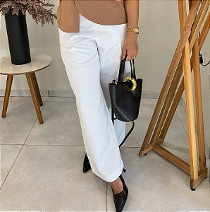 Calça Alfaiataria Branca Pantalona Evasê Com Passantes E Bolsos Frente