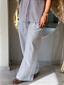 Calça Alfaiataria Branca Pantalona Evasê Com Passantes E Bolsos Frente