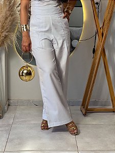 Calça Alfaiataria Branca Pantalona Evasê Com Passantes E Bolsos Frente