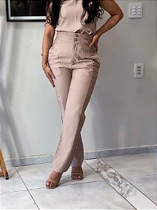 Calça Alfaiataria Amaranto Fendi Reta Com Nervuras Laterais, Bolsos Frontais E Traseiros, Elástico Atrás E Fecho Frontal