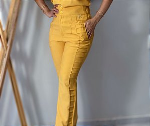Calça Alfaiataria Amaranto Mostarda Reta Com Nervuras Laterais, Bolsos Frontais E Traseiros, Elástico Atrás E Fecho Fron