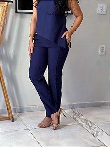 Calça Alfaiataria Amaranto Azul Marinho Reta Com Nervuras Laterais, Bolsos Frontais E Traseiros, Elástico Atrás E Fecho