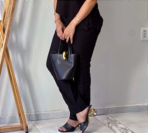Calça Alfaiataria Amaranto Preta Reta Com Nervuras Laterais, Bolsos Frontais E Traseiros, Elástico Atrás E Fecho Frontal