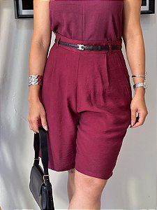 Bermuda Crepe Amalfitano Vinho Cintura Alta, Bolsos Frente E Verdugo Atrás, Comprimento No Joelho, Cós Alto E