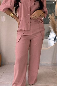 Calça Alfaiataria Amaranto Rosa Pastel Pantalona Cintura Alta, Com Bolsos Frontais E Traseiros E Passantes