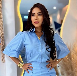 Camisa Tricoline Azul Pastel Com Manga Evasê, Botões E Corte Assimétrico Lateral
