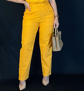 Calça Linho Misto Mostarda Reta, Fecho Com 2 Botões E Nervuras Na Frente, Bolsos Frente E Traseiro, Elástico Cós Atrás