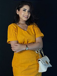 Blusa Linho Misto Mostarda Manga Média Com Nervuras Nas Mangas Finas