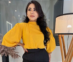 Blusa Viscose Mostarda Manga Evasê, Gola Alta e Botões Lateralizados