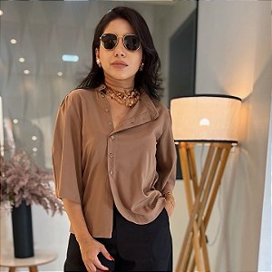 Blusa Viscose Moca Mousse Manga Evasê, Gola Alta e Botões Lateralizados