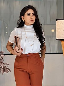 Blusa Crepe Fluido Off White Manga Curta, Gola Média e Nervuras Largas na Frente
