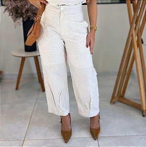 Calça Tricoline Listras Natural Reta Com Bolsos, Fecho Frontal e Pregas Na Barra