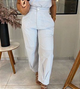 Calça Tricoline Listras Azul Pastel Reta Com Bolsos, Fecho Frontal e Pregas Na Barra