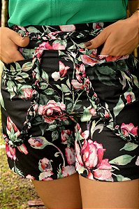 Short Luzy Estampada Fundo Preto com Tranças nos Bolsos e no Cós