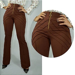 Calça Alfaiataria Marron Flare com Nervuras Finas nos Bolsos Traseiros e Nervuras Frontais