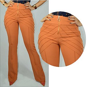 Calça Alfaiataria Telha/Caramelo Flare com Nervuras Finas nos Bolsos Traseiros e Nervuras Frontais