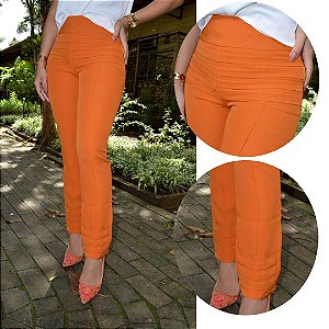 Calça Alfaiataria Feminina cor Caramelo Reta com Nervuras Horizontais no Quadril, Bolsos e Barra