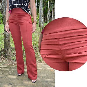 Calça Alfaiataria Feminina Vinho/Telha Flare com Nervuras Horizontais no Quadril e Bolsos