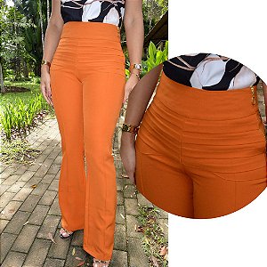 Calça Alfaiataria Feminina cor Caramelo Flare com Nervuras Horizontais no Quadril e Bolsos